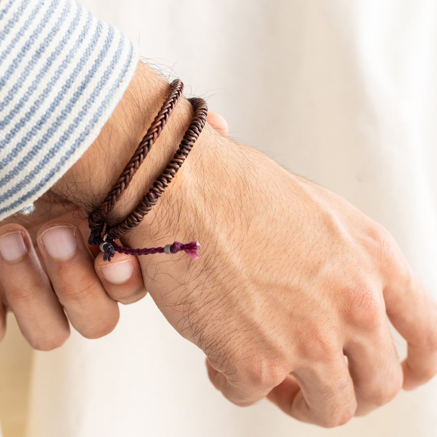 Abrazando - Pulsera de Cuero - Café