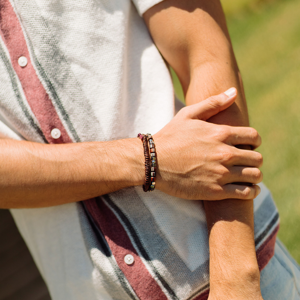 Enfrentando el mundo de la mano - Pulsera - Café